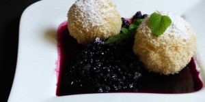 Beitragsbild des Blogbeitrags oma`s hollerröster mit topfenknödel