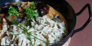 Beitragsbild des Blogbeitrags schwammerlgulasch mit nockerl 