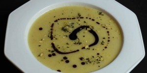 Beitragsbild des Blogbeitrags kürbis - apfelsuppe mit kernöl 