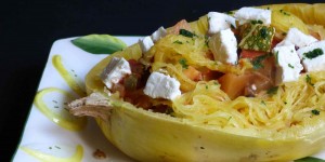 Beitragsbild des Blogbeitrags spaghettikürbis mit gemüse und feta
