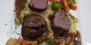 Beitragsbild des Blogbeitrags damwildrücken mit selleriepüree 