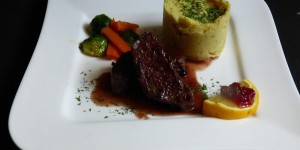 Beitragsbild des Blogbeitrags rosa gebratener hirschrücken mit kürbiskernpüree und gemüse 