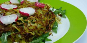 Beitragsbild des Blogbeitrags knusprige erdäpfeltorte, avocadocreme und rucola