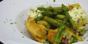 Beitragsbild des Blogbeitrags erdäpfelschmarrn mit grünem spargel und curry - eiersauce