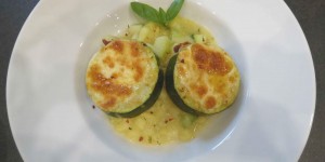 Beitragsbild des Blogbeitrags überbackene zucchinischeiben auf gemüseragout