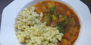 Beitragsbild des Blogbeitrags kürbisgulasch mit kräuternockerl