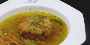 Beitragsbild des Blogbeitrags kaspressknödel in der zwiebelsuppe 