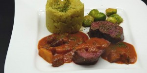 Beitragsbild des Blogbeitrags rosa gebratener rehrücken mit birnen - dattelsauce 