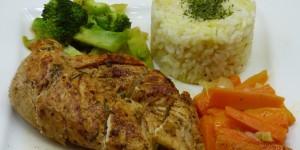 Beitragsbild des Blogbeitrags kräuter - hühnerbrust mit jasminreis und gemüse 