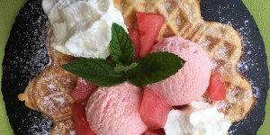 Beitragsbild des Blogbeitrags wassermeloneneis auf knuspriger waffel