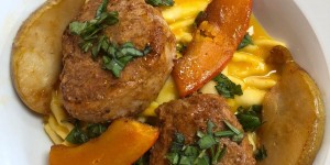 Beitragsbild des Blogbeitrags lungenbraten auf pasta mit cremiger kürbissauce 