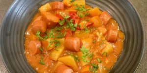 Beitragsbild des Blogbeitrags kürbis - erdäpfelgulasch mit würstel