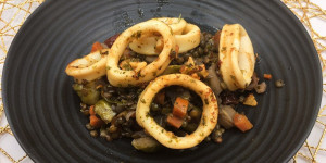 Beitragsbild des Blogbeitrags gebratene calamari auf berglinseneintopf