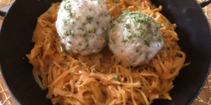 Beitragsbild des Blogbeitrags speckknödel auf papriziertem rahmkraut