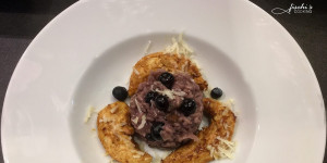 Beitragsbild des Blogbeitrags maishendl - filetstreifen auf heidelbeer - risotto