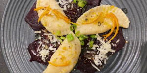 Beitragsbild des Blogbeitrags kürbis - ravioli auf rote - rüben carpaccio