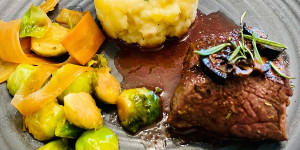 Beitragsbild des Blogbeitrags rehrücken - steak mit schwarzen nüssen