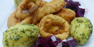 Beitragsbild des Blogbeitrags käsesticks und zwiebelringe in bierteig 