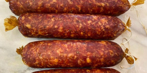 Beitragsbild des Blogbeitrags hausgemachte käsewurst