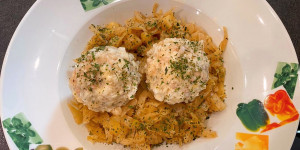 Beitragsbild des Blogbeitrags bohnenknödel auf kraut