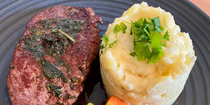 Beitragsbild des Blogbeitrags straußensteak mit erdäpfel - selleriepüree