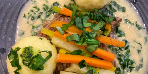 Beitragsbild des Blogbeitrags mostviertler weiderind mit bärlauch und knödel