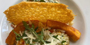 Beitragsbild des Blogbeitrags kürbisrisotto mit rucola und parmesanchips