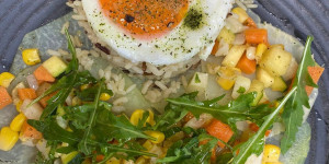 Beitragsbild des Blogbeitrags kohlrabi - carpaccio, sommergemüse, wildreis und spiegelei