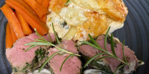 Beitragsbild des Blogbeitrags schweinefilet im kräutermantel , sous vide gegart