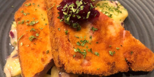 Beitragsbild des Blogbeitrags panierter leberkäse mit erdäpfelsalat