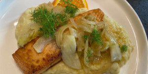 Beitragsbild des Blogbeitrags lachsfilet auf selleriepüree mit gebratenem fenchel