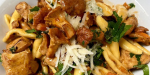 Beitragsbild des Blogbeitrags pasta mit eierschwammerl und hühnerfiletstreifen