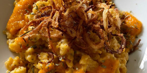 Beitragsbild des Blogbeitrags kürbis - käsespätzle mit röstzwiebeln