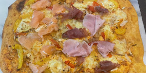 Beitragsbild des Blogbeitrags pikanter flammkuchen