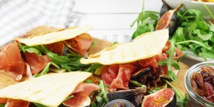 Beitragsbild des Blogbeitrags Crepes getoastet-mit Prosciutto di San Daniele und karamellisierten Zwiebeln