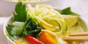 Beitragsbild des Blogbeitrags Thai-Suppe mit gelbem Curry und Zucchini-Nudeln