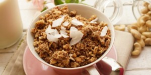 Beitragsbild des Blogbeitrags Paleo Crunchy-Müsli „Honey-Bee“ 