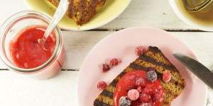 Beitragsbild des Blogbeitrags Paleo-Milchbrot mit Erdbeermarmelade 