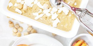 Beitragsbild des Blogbeitrags Karamell-Eis mit Macadamia-Nüssen und gegrilltem Pfirsich 