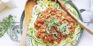 Beitragsbild des Blogbeitrags Zucchini-Nudeln, Zudeln oder Zoodles alla Bolognese