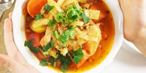 Beitragsbild des Blogbeitrags Herzhafte Krautwickel-Suppe