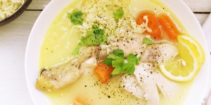 Beitragsbild des Blogbeitrags Griechische Eier-Zitronensuppe mit Huhn und Karfiol-Reis 