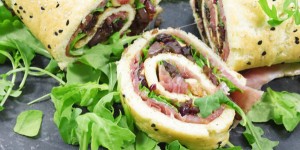 Beitragsbild des Blogbeitrags Pikante Low-Carb Roulade mit San-Daniele Schinken und karamellisierten Zwiebeln 