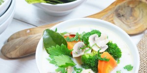 Beitragsbild des Blogbeitrags Tom Kha Gai – Hühnersuppe mit Kokosmilch und Galgant