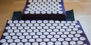 Beitragsbild des Blogbeitrags White Lotus Anti Aging Akupressur Matte