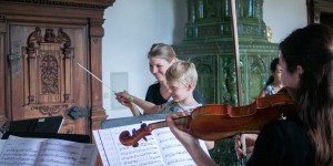 Beitragsbild des Blogbeitrags Familientag in Grafenegg – Hokuspokus Musikus