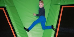 Beitragsbild des Blogbeitrags JumpMAXX Trampolinwelt mit Ninja-Parcours in Wien