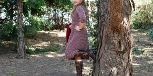 Beitragsbild des Blogbeitrags Herbst Outfit in Bordeaux mit Jacquard Kleid 