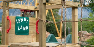 Beitragsbild des Blogbeitrags Kletterturm mit Rutsche und Schaukel von Wickey