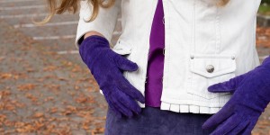 Beitragsbild des Blogbeitrags Leder Outfit mit Seidenbluse und Merino Sneakers
